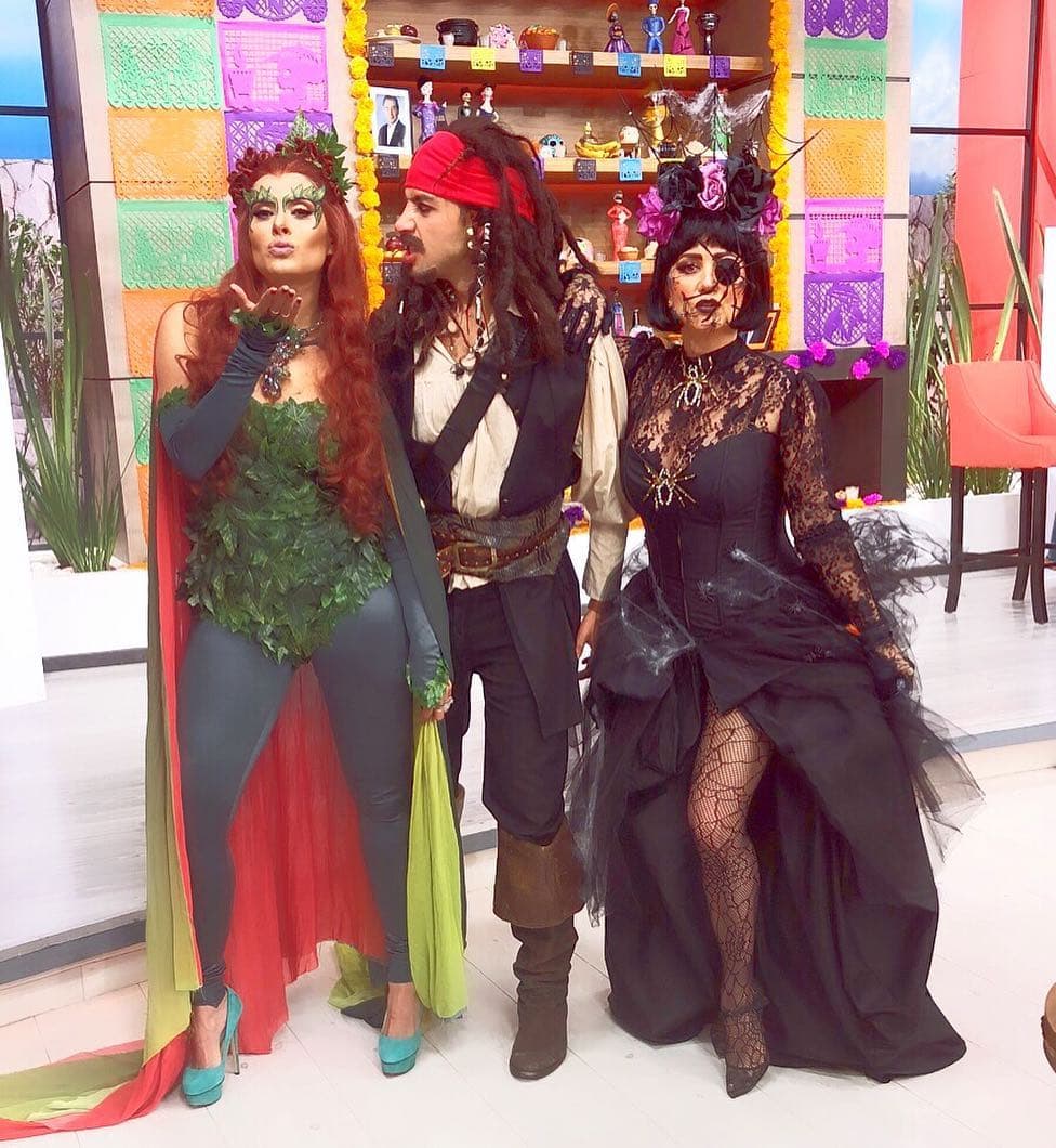 Los famosos utilizaron las redes sociales para mostrar sus sensuales y espeluznantes disfraces para Halloween. ¿Cuál es tu favorito?