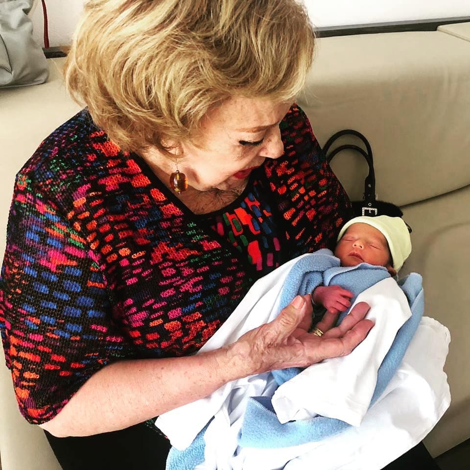 “Con su GRAN ABUELA Doña Silvia Pinal”, escribió el pasado 2 de septiembre de 2019.