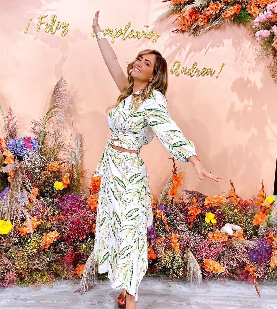 Andrea Legarreta celebra su cumpleaños con imágenes inéditas de su infancia: “¡49 y contando!”