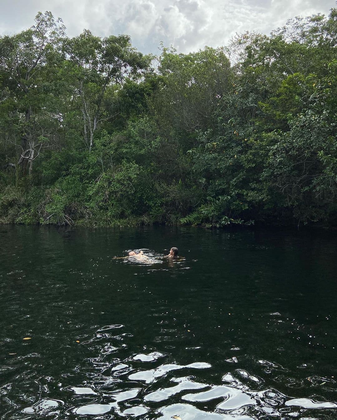 Sin embargo, una de las imágenes que más llamó la atención es en la que se aprecia, al parecer, a sus hijos nadando, con quienes días antes se fotografió en Xcaret.