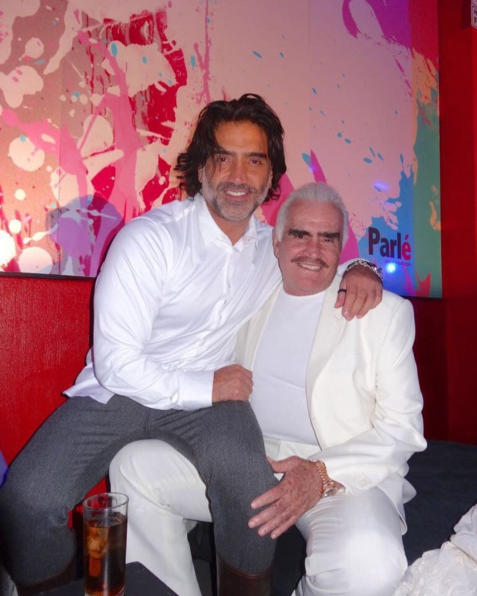 En abril de 2018, Vicente Fernández compartió como pocas veces una fotografía junto a ‘El Potrillo’ por su cumpleaños y destacó: “Aunque no manifestamos nuestro gran cariño, sabes que seguirás siendo mi bebé. Dios te bendiga en este día tan especial y deseo que te la pases muy contento, te adoro”.