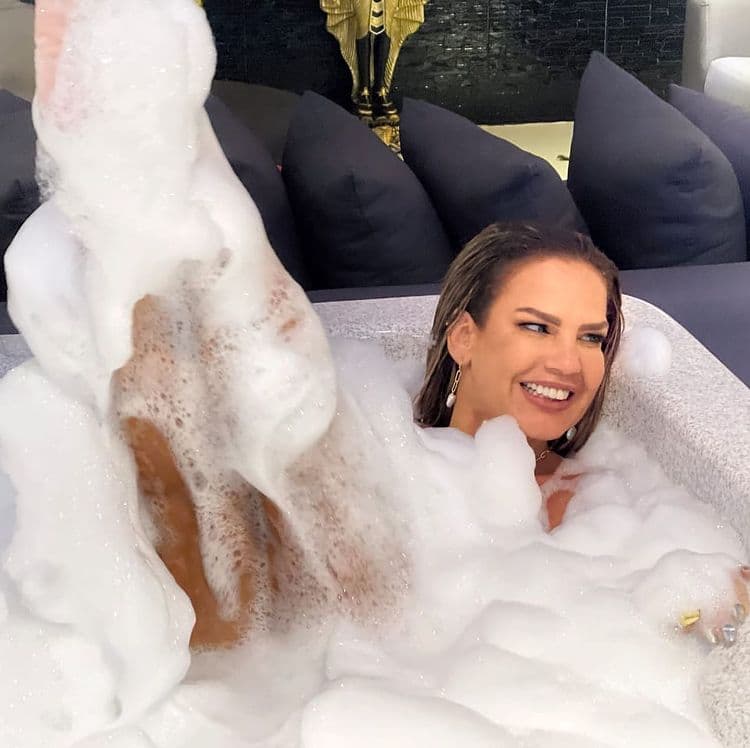 Luego de un largo disfrutando de la soltería, Niurka se da una nueva oportunidad en el amor al lado del actor y cantante Marko Peña.