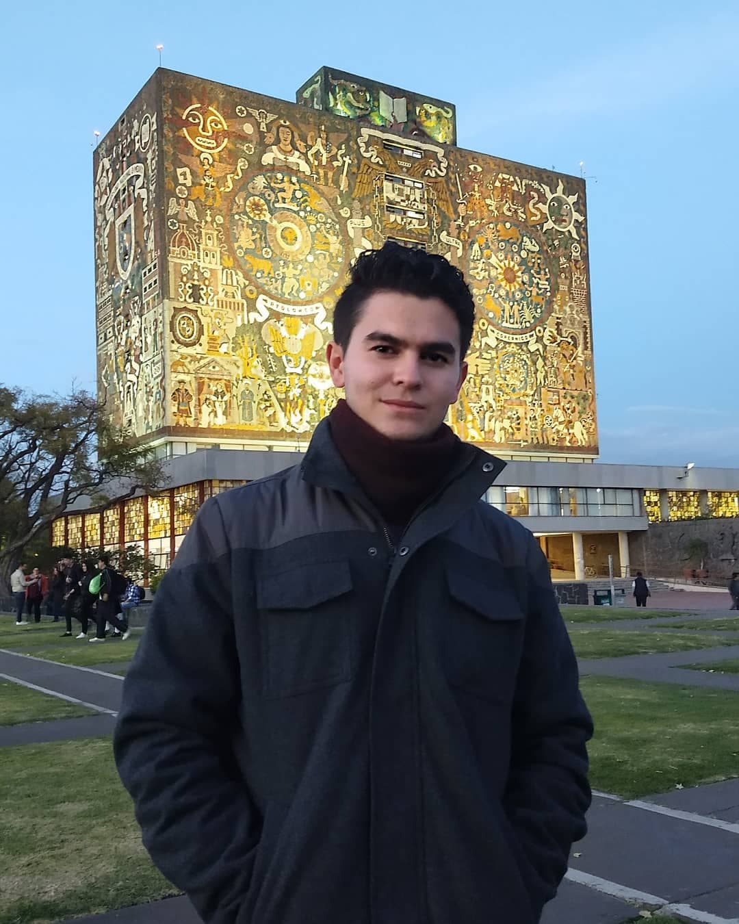 Siguió participando en proyectos televisivos y a la par continuó con sus estudios universitarios, los cuales realizó en la UNAM.