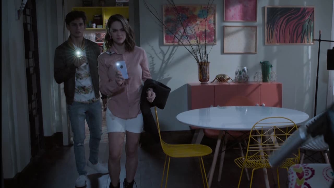 En el capítulo "Otra realidad" de "Juntos el corazón nunca se equivoca", Aris y Carlota se quedan sin luz y escuchan un ruido en la sala.