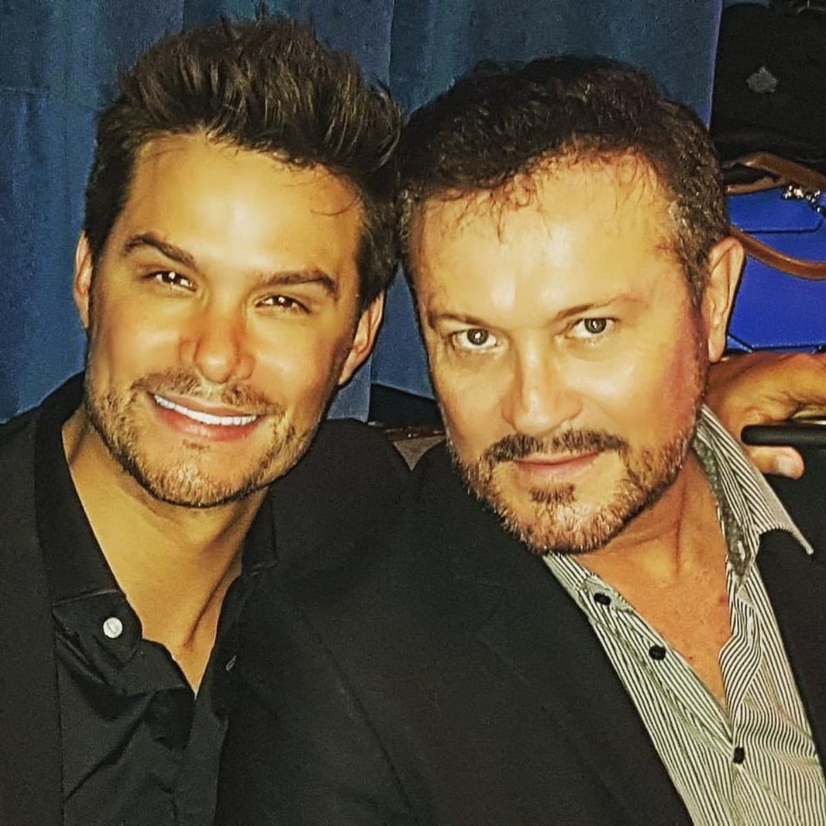 Arturo Peniche posa con sus nietos e hijos de Brandon Peniche son sus clones