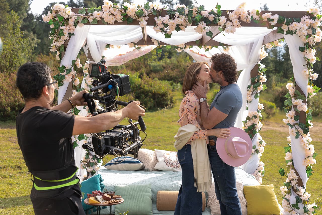 Susana González y Gabriel Soto mostraron profesionalismo durante la escena.