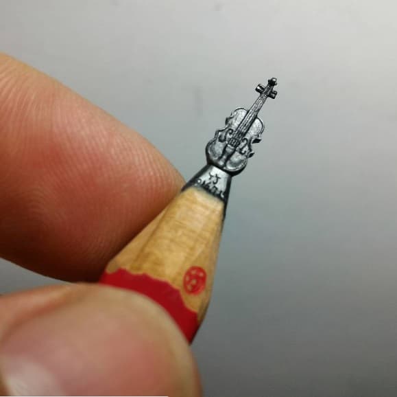 Tallar milimétricamente cada detalle de sus esculturas es un buen distractor mental para el artista y los resultados son sorprendentes, mira este violín.