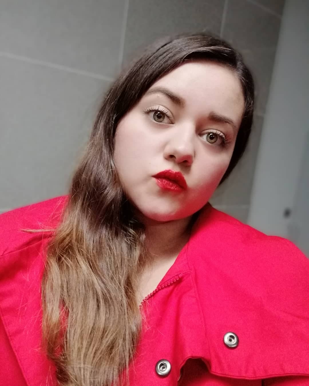 A la par de su carrera como actriz, realizó una licenciatura en Ciencias de la Comunicación en la Universidad Autónoma Metropolitana.