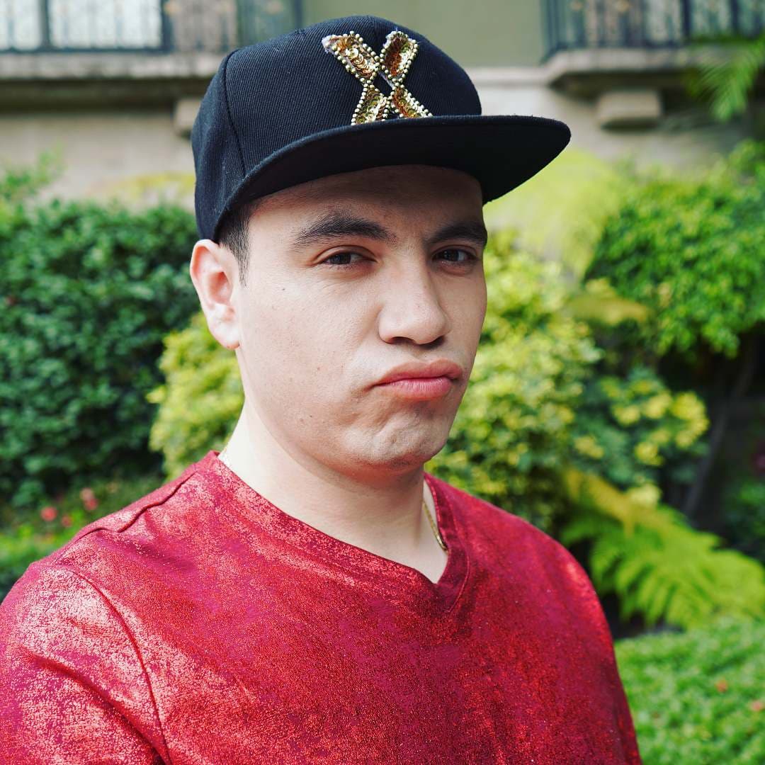 “Hoy soy más libre, más feliz que nunca, porque ahora sé que puedo expresarme como en realidad soy y, además, soy orgullosamente gay, con todas las palabras, tres letras, y con ese estandarte estaré llevando a la cumbia por todo el mundo”, recalcó.