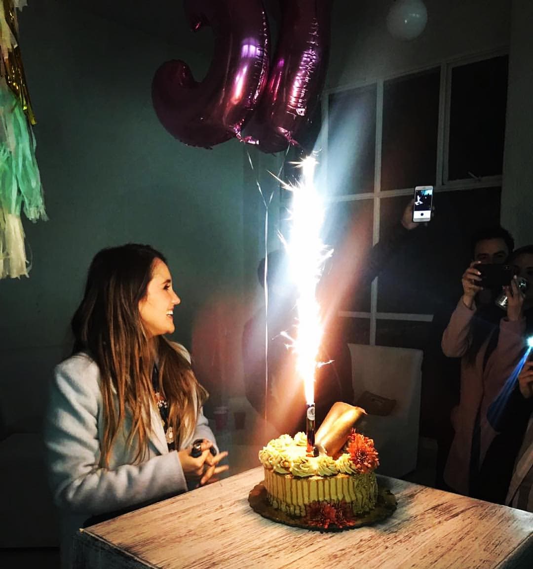 “Ayer cumplí 33 inviernos, una edad muy importante, y solo puedo agradecer a Dios por un año más de vida, de estar llena de amor”.