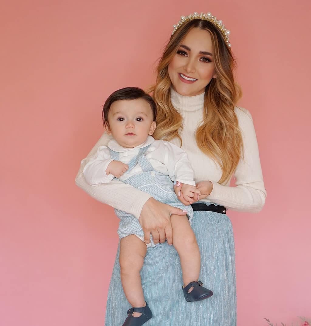 Desde que Sherlyn se convirtió en mamá en mayo de 2020, no se había alejado ni un momento de su hijo André; pero ahora retomó su faceta de actriz y se separó de su primogénito para acudir al primer llamado de su nueva telenovela, donde dará vida a una villana.