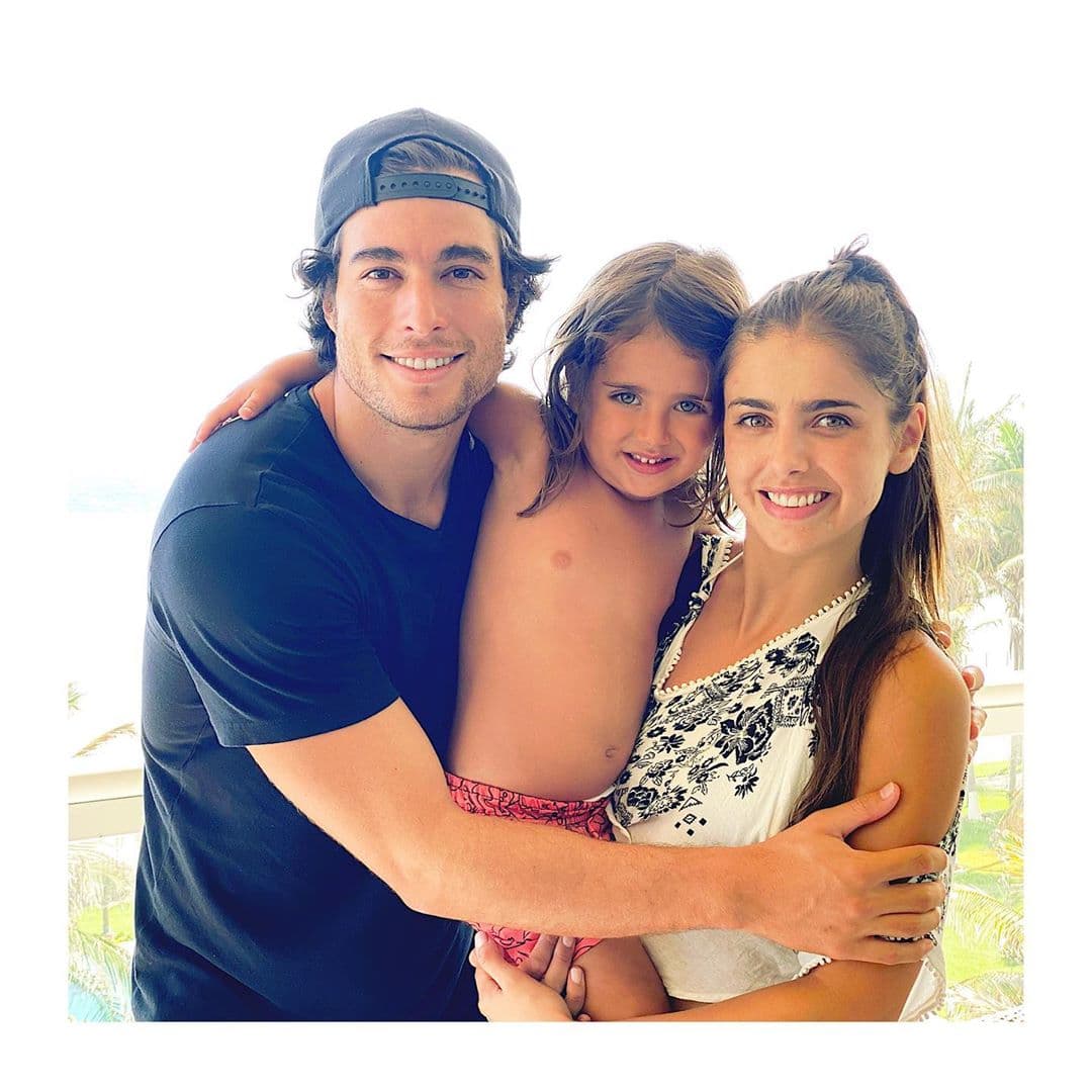 “Es chistoso cómo funciona la vida, tú crees que vas caminando un camino que te va a llevar a determinado lugar y cuando te das cuenta, el camino, la meta y los acompañantes ya cambiaron… pero quien siempre va a permanecer en cualquiera que sea el camino ERES TÚ, por eso hay que ser generosos con nosotros mismos y abrirnos a los cambios , porque son parte de la vida. GRACIAS DIOS por LOS ACOMPAÑANTES QUE HOY TENGO EN MI CAMINO”, precisó al pie de una foto en la que también aparece Marcelo, hijo de la actriz.