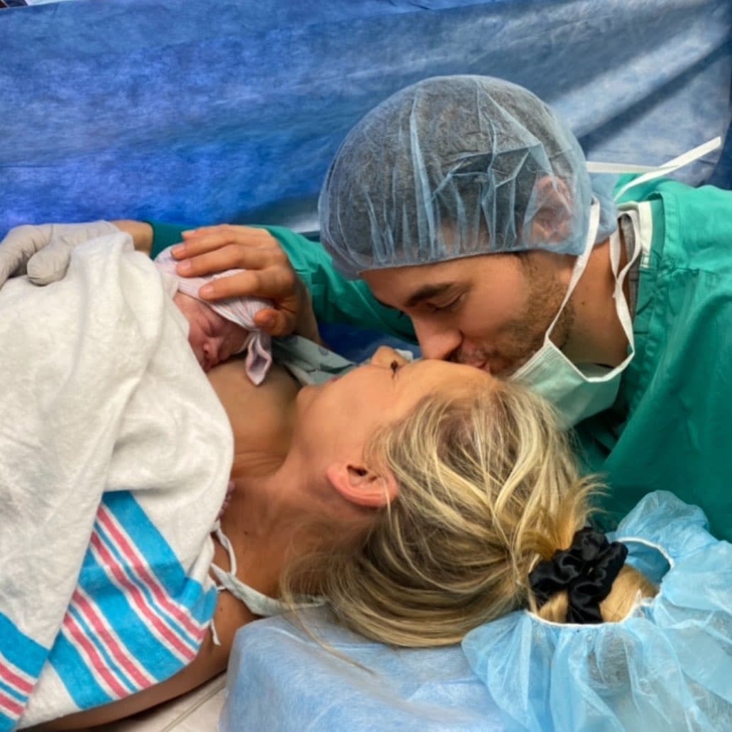 Tres años después del nacimiento de sus mellizos, Enrique Iglesias y Anna Kournikova agrandaron su familia con Mary, quien cariñosamente también es llamada Masha por el significado de su nombre en ruso. Su nacimiento llegó en medio de un total hermetismo por parte de sus padres, quienes mantuvieron en secreto el embarazo.