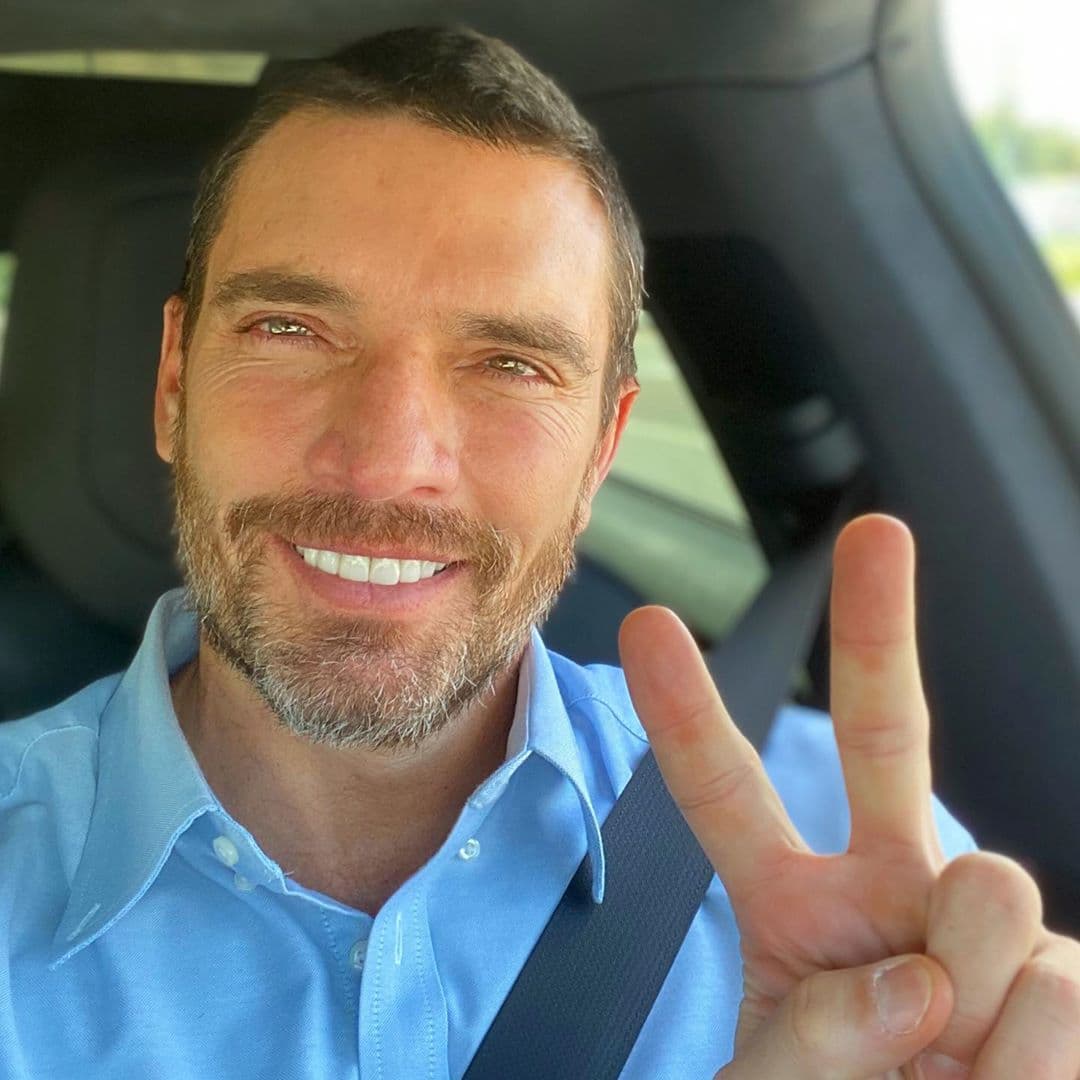 Desde el mes de mayo, la hermana mayor de Julián Gil, Patty Ramosco, hablaba de la nueva relación del actor, emocionada de que el argentino de 50 años estuviera retomando su vida. En aquel momento, Ramosco no tenía poder para revelar la identidad de su hoy cuñada, por lo que se limitó a dar algunos detalles: "Está muy ilusionado, muy contento, le costó mucho (retomar su vida sentimental), pero cree en el amor, cree en la familia, tiene esperanza de tener más niños y está contento”.