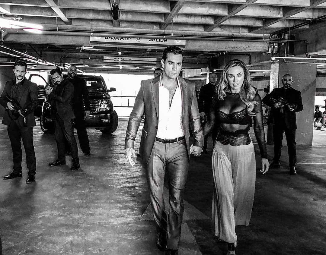 “No es mi novio, si fuera mi novio estaría aquí, es un tipazo, es un adorado, es un rey, un caballero y un super buen amigo que la verdad hemos trabajado muy a gusto y lo adoro. Me gusta que sea mi amigo porque si fuera mi novio luego ya no podría ser mi amigo, bueno quizás sí pero para qué le arriesgamos. Somos muy buenos amigos”, dice ella.