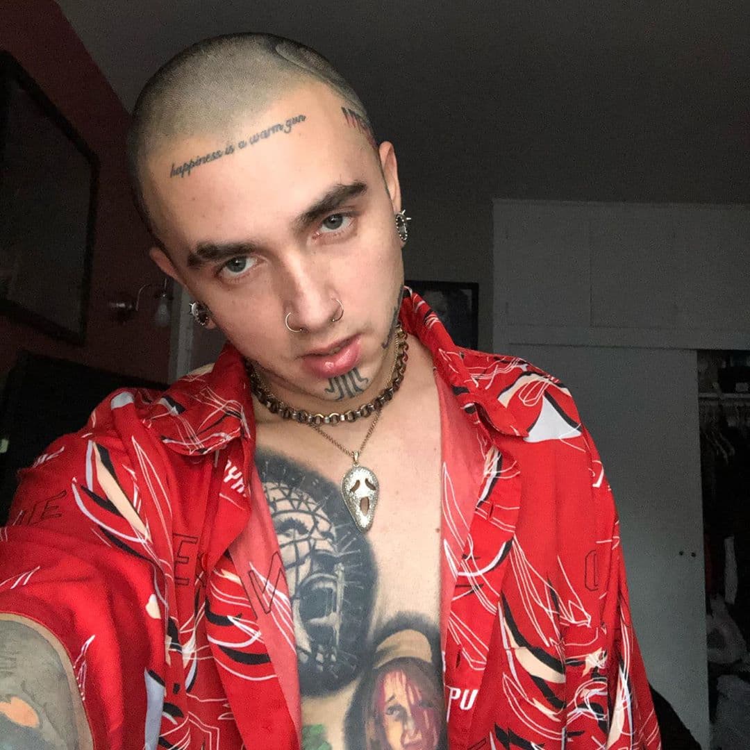 En noviembre de 2018 sacó otro tema, el cual lleva por nombre ‘Virus’ y ambos forman parte de su primer álbum ‘Uneducated’, que lanzó en marzo de 2019.