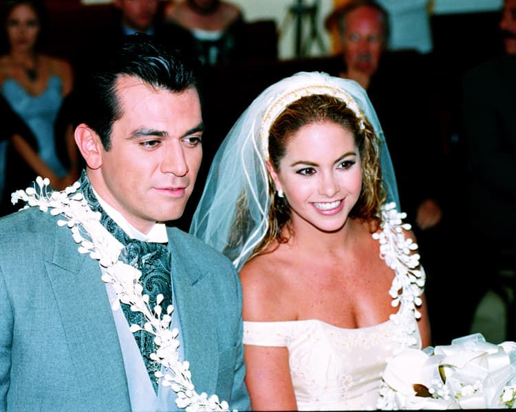 Al tiempo, ‘Andrea' conoce a ‘Eduardo Rivadeneira’, quien le devuelve la esperanza en el amor, es así como Lucero vuelve a llegar al altar, pero ahora de la mano del personaje de Jorge Salinas.