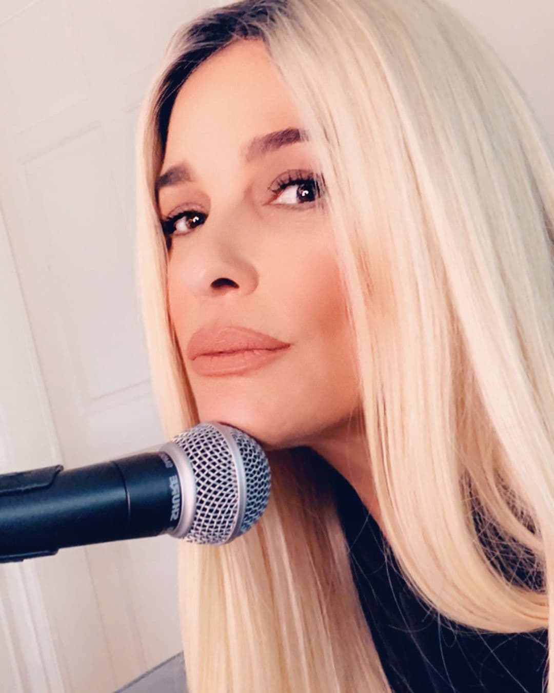 La comunicadora de 52 años cambió de look gracias a un reto viral en el que participó, usando una larga peluca rubia platinada con raíz oscura.