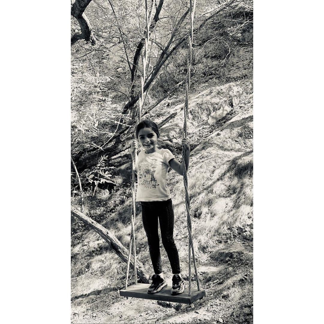 Incluso en otra imagen, quedó en evidencia que la ropa ya no la luce igual y es que aparece la menor luciendo un pantalón que le queda arriba del tobillo.