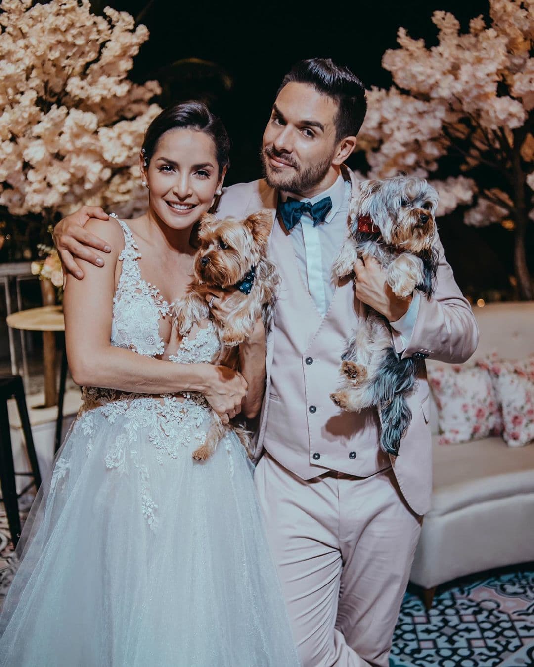 Carmen Villalobos y Sebastián Caicedo llegaron al altar el pasado 18 de octubre en Cartagena de Indias, Colombia. Para su primer baile como esposos, los actores eligieron la balada ‘Entra en mi vida’ de Sin Bandera.