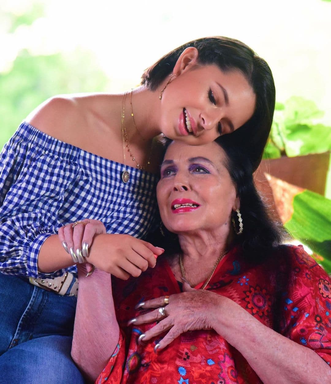 La nieta de Flor Silvestre más aplaudida y conocida es Ángela Aguilar, quien ha conquistado al mundo con su potente voz y belleza; incluso, es tanto su éxito que sacaron una muñeca con su figura.