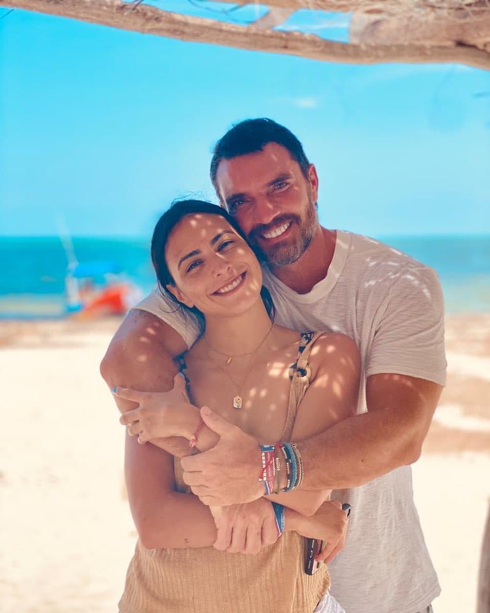 Desde que Julián Gil y su novia Valeria Marín hicieron pública su relación no han dejado de compartir fotografías juntos en redes sociales, tal como sucede ahora que se animaron a pasar unos días de vacaciones en el Caribe Mexicano. Sin embargo, la imagen que más ha llamado la atención es una de las últimas que colocó la periodista deportiva, donde decidió responder a quienes critican y juzgan su noviazgo con el actor.