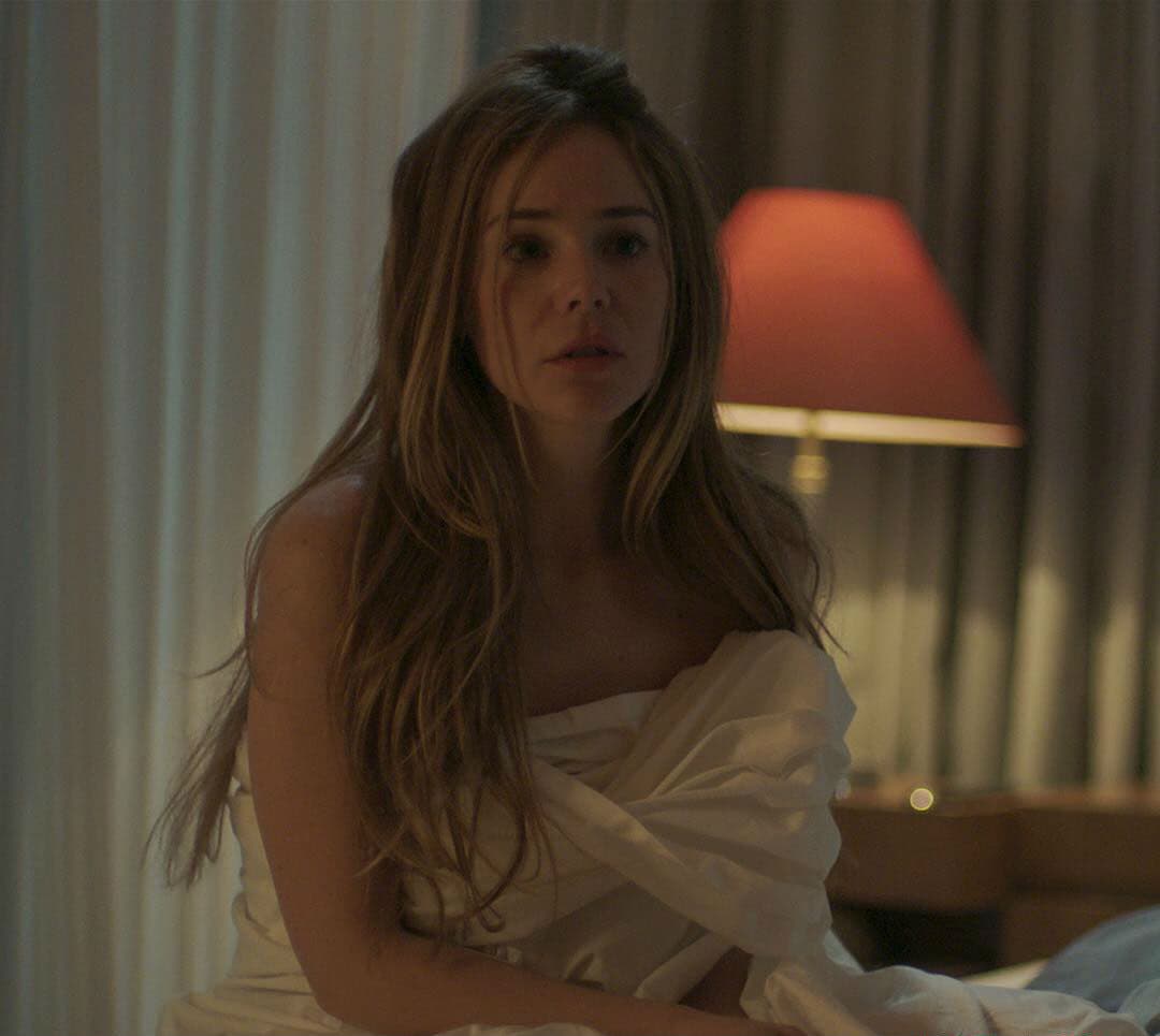 Camila Sodi aparece desnuda en candentes escenas de serie de Luis Miguel