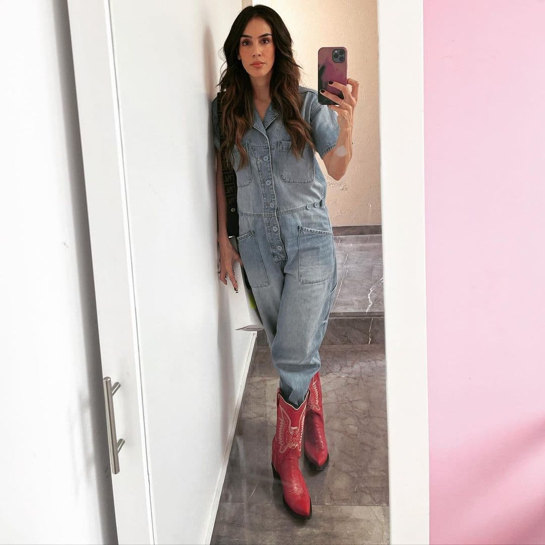 Cerramos con una de las siempre favoritas: Sandra Echeverría, pero antes de pasar a su outfit, apuntemos algo: ¡¿Qué es esa habilidad de tomarse una 'mirror selfie' y verse así de perfecta?! Casi sin importar qué se ponga, Sandra siempre prodiga estilo, y esta foto no fue la excepción. Con un mono/jumpsuit de mezclilla y unas botas rojas abajo de la rodilla, la actriz logró no sólo una combinación de colores sobria y exacta, sino también quitarse unos cuantos años de encima al seleccionar una prenda súper juvenil e ideal para resaltar su figura.