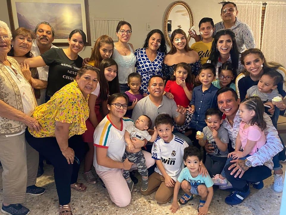 A través de varias imágenes, el vocalista La trakalosa de Monterrey demuestra que el joven de 14 años de edad es un miembro más de la familia.