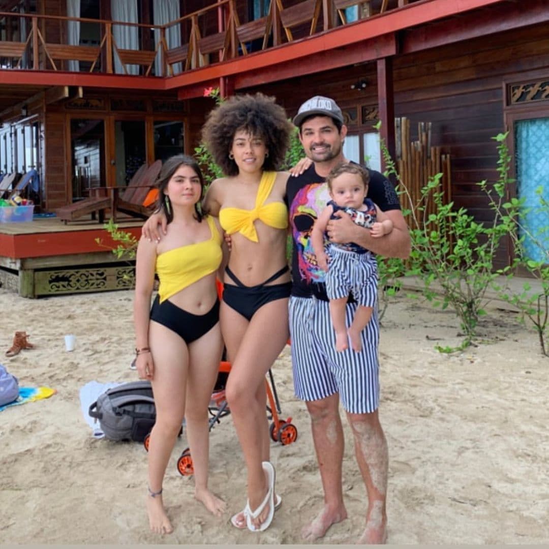 Meses después, Tadeo enterneció en Instagram al posar con su media hermana Sofía, su mamá y su papá en las playas de Costa Rica.