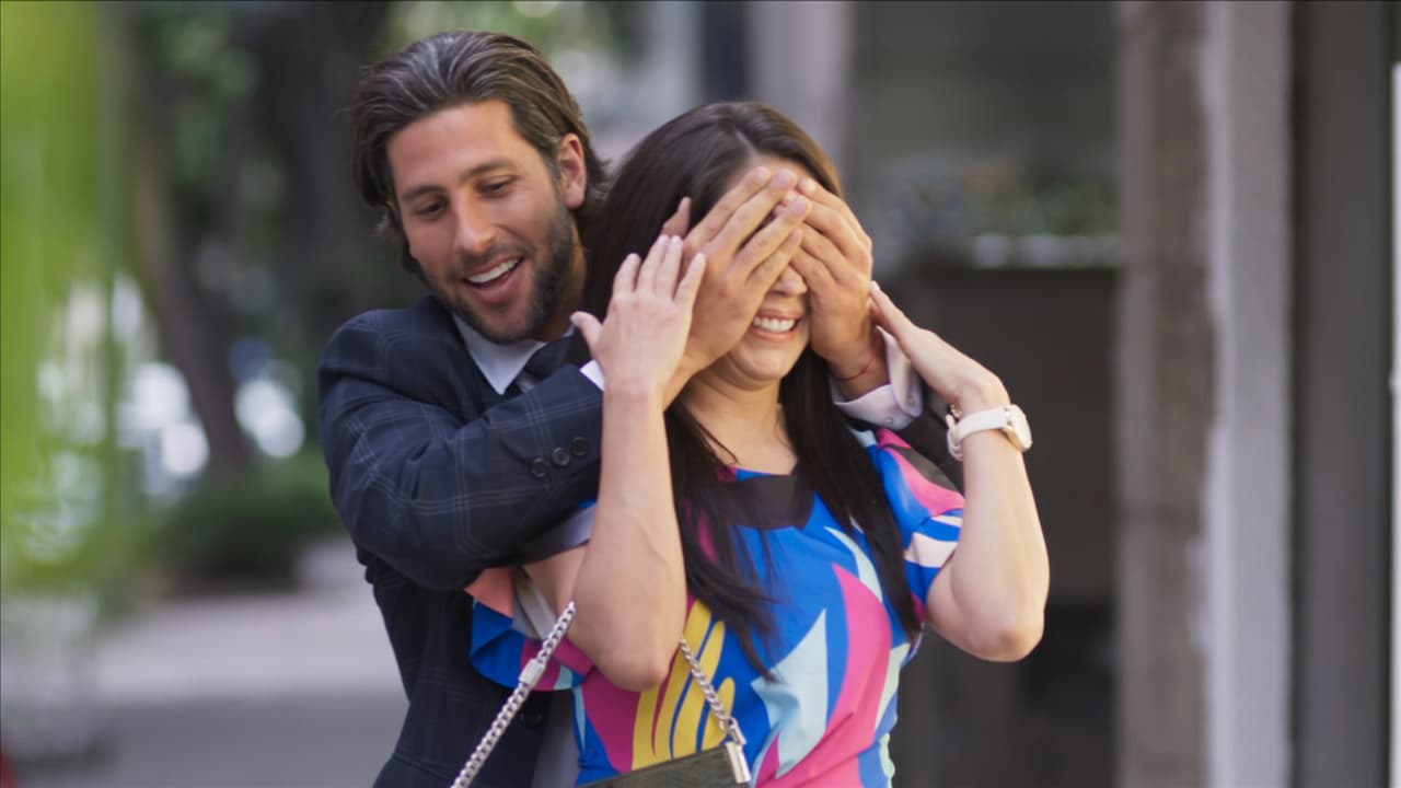 'Santiago' le tapa los ojos a 'Britny Chantal Domínguez Pérez', quien no se imagina lo que le tiene preparado.