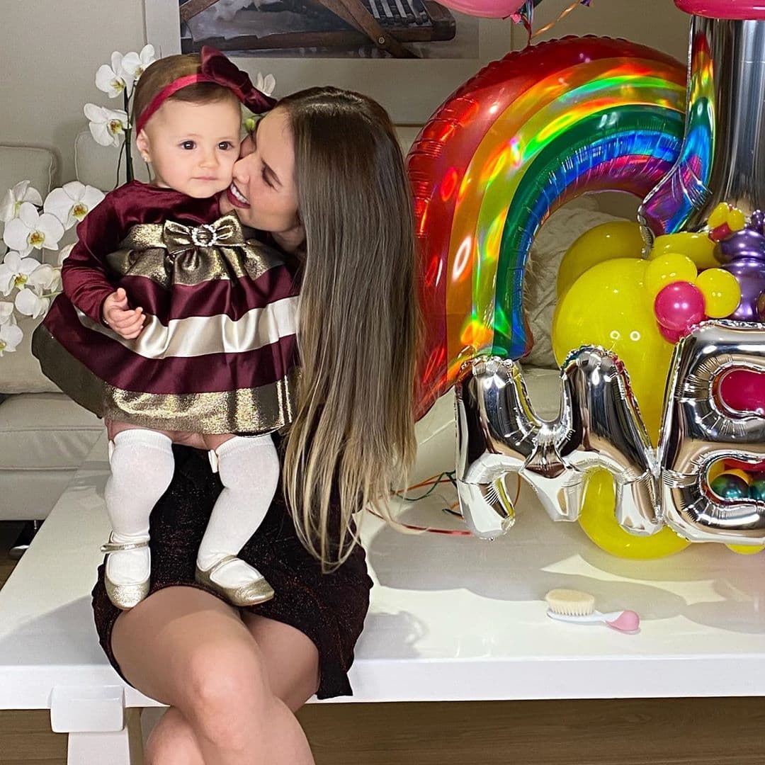 La protagonista de telenovelas acompañó su publicación con un emotivo mensaje, en el que destacó que agradece a Dios por dejarla convertirse en madre y sobre todo porque Bella la escogió como mamá.