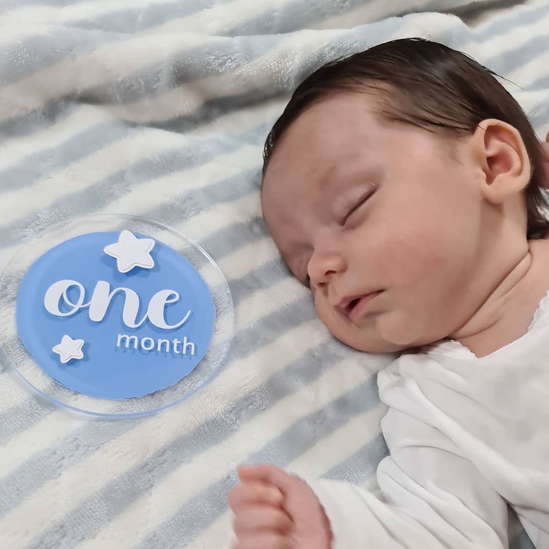 Junto a la primera de ella, se lee algunos de los gustos que ha adquirido André en su primer mes de vida entre los que destacan las serenatas de su mamá y su tía. “¡Me gusta hacer mucho ruido cuando me estiro, cuando hago del baño y cuando tengo hambre! Acabo de descubrir mi gym de bebes y me entretiene mucho. Me gusta que me canten canciones mi mamá y mi Tita, saco el aire más fácil cada día, ya se cayó mi ombligo y soy un bebe feliz. ¿Tu bebé qué hacía al mes de nacido?”.