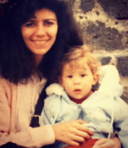 "Tengo un hermano por parte de mis papás y luego mis papás se divorciaron cuando yo era chica, a los ocho años, y tengo una hermana de cada lado (...) las dos chiquitas", dijo.