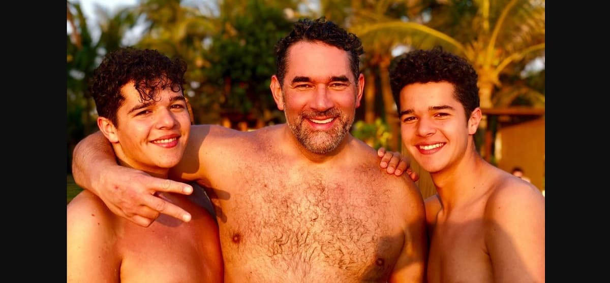 Los gemelos José Eduardo y Roberto Miguel, quienes están próximos a cumplir 22 años, nacieron fruto de la relación que sostuvo Itatí Cantoral con Eduardo Santamarina.