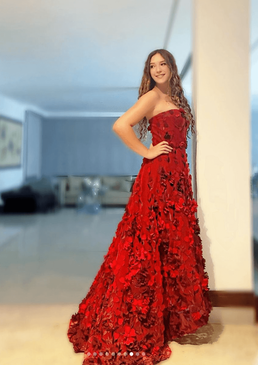 Mía, quien lució un espectacular vestido rojo durante el concierto acústico de ‘Raíces’, no solo deleitó a sus seguidores con su privilegiada voz, sino que también les regaló la interpretación de su primer sencillo ‘Te lo dije’. Además, le dio un estilo único a temas como ‘Cada beso’, ‘Muriendo Lento’ y ‘Princesa tibetana’ de Timbiriche, así como a exitosas canciones de Erik Rubín como ‘Veneno’ y ‘Cuando mueres por alguien’.