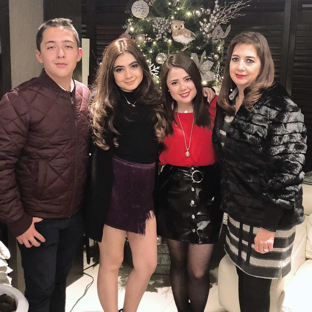 La estrella de Una familia de Diez también ha compartido algunas fotografías de sus papás, a quienes les dedica emotivos mensajes tanto en sus cumpleaños como en fechas especiales como Día del Padre y Día de la madre.