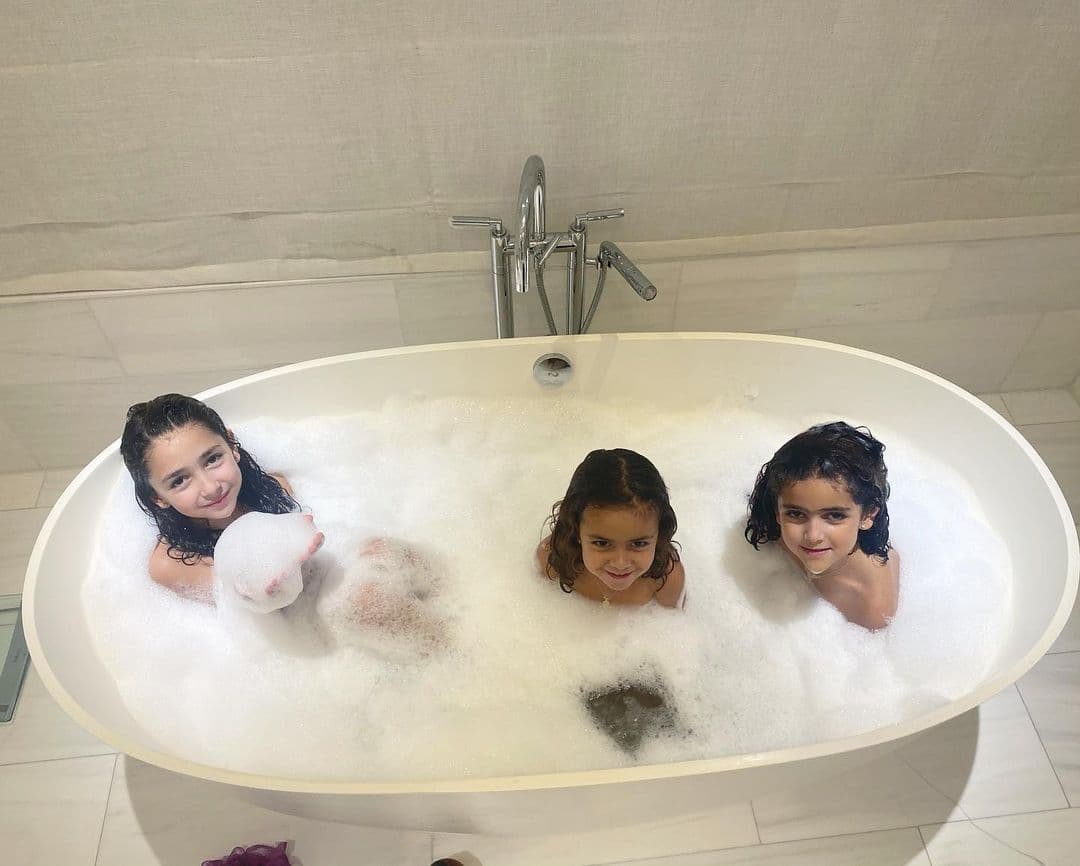 El baño quedó al descubierto en una tierna fotografía de sus hijas mayores, donde dejó ver que tienen una amplia tina.