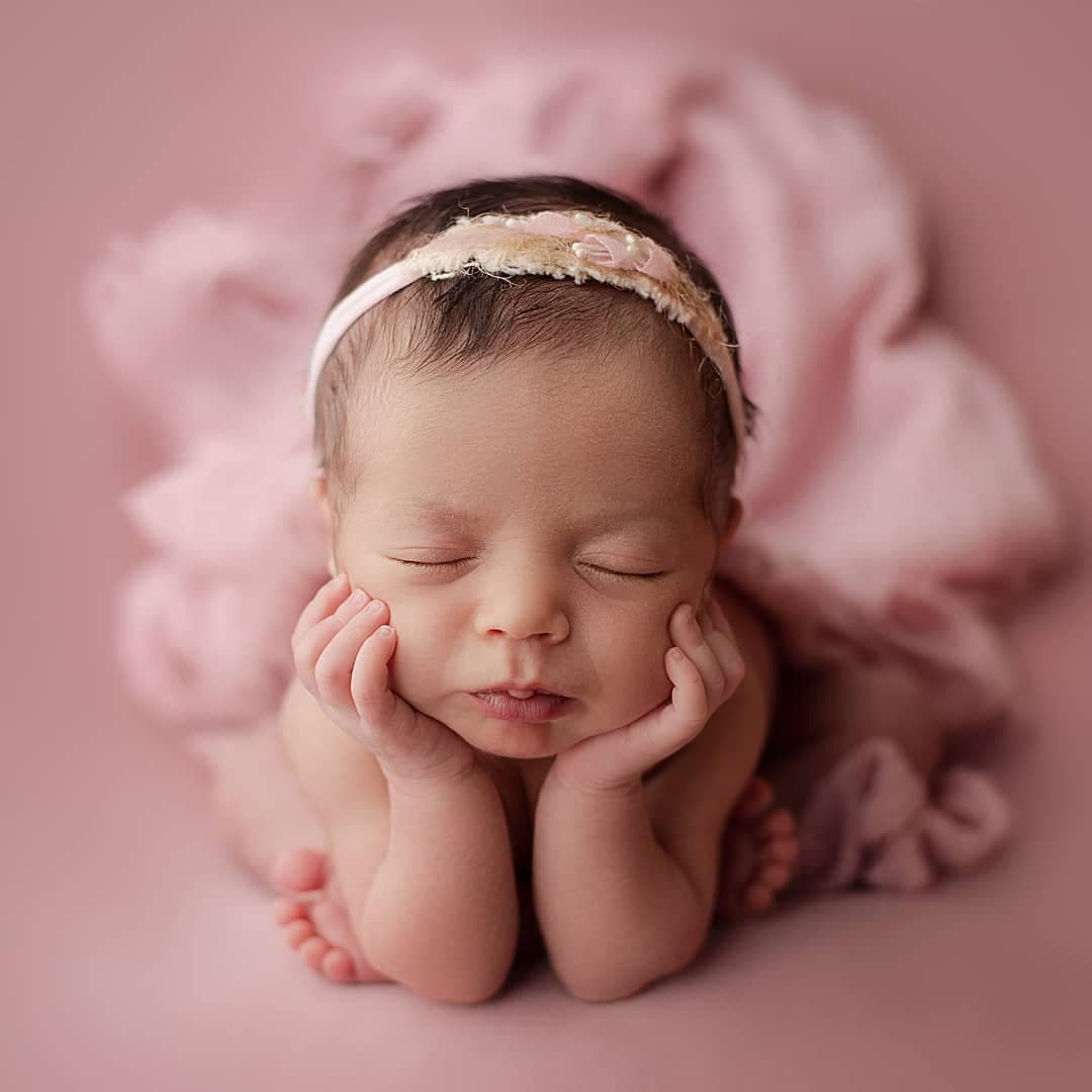 “Estas fotos se toman a los babys que tienen entre 12 o 15 días de nacidos porque es cuando mejor se pueden manipular, se quedan dormiditos y los ponen en la posición que se necesite, son posiciones seguras (…) entonces no se me alebresten”, precisó en sus historias