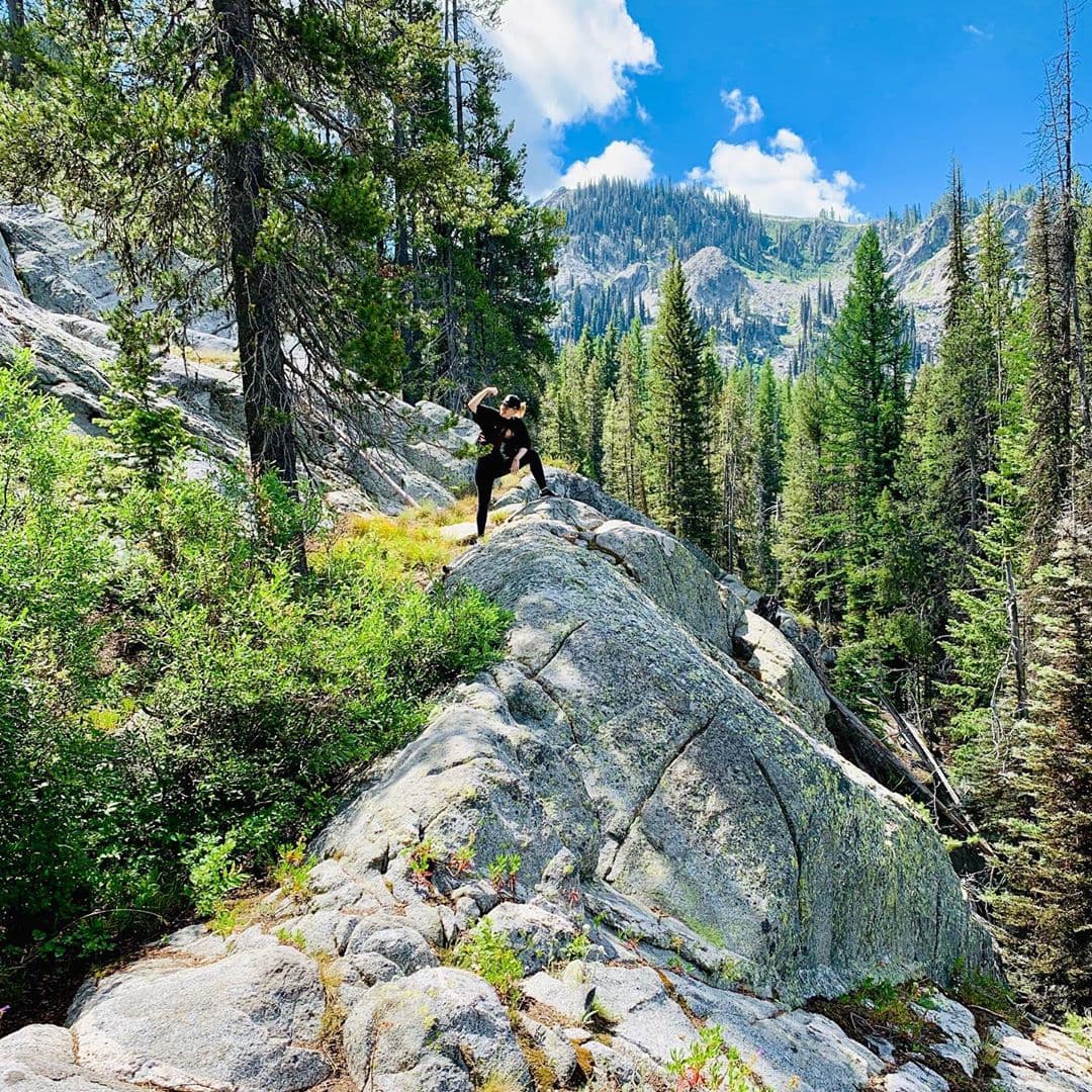 De acuerdo con Camila Goodis, entrenadora personal de la intérprete de ‘Hello’, la dieta Sirtfood fue la clave para que Adele pudiera llegar a su peso ideal, logrando perder a lo largo de siete años más de 68 kilos.