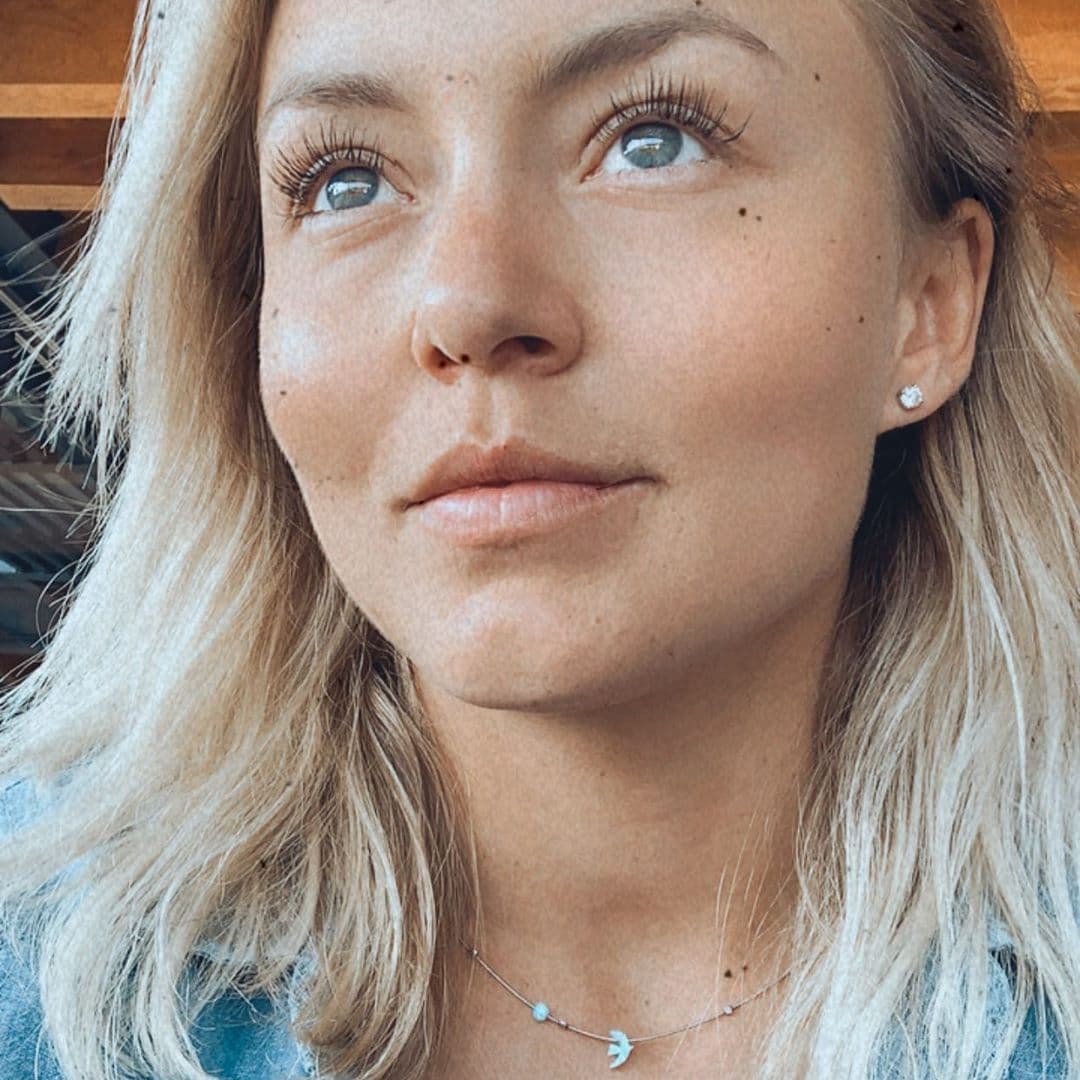 “Día de playa, chapuzón y desde el balcón. Hasta sentí que cambié de piel con este viaje exprés trabajando Acapulco como siempre delicioso, difícil volver a la ciudad”, comentó.