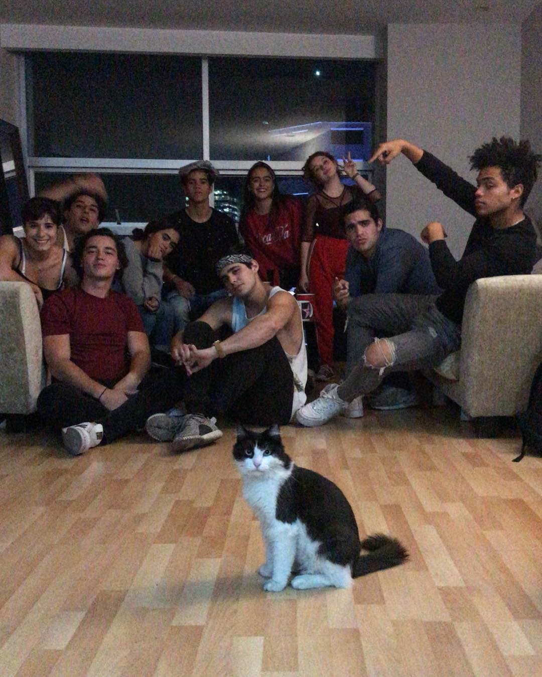 Le encanta estar con el elenco de la telenovela (pero él siempre tiene que estar adelante en las fotos).