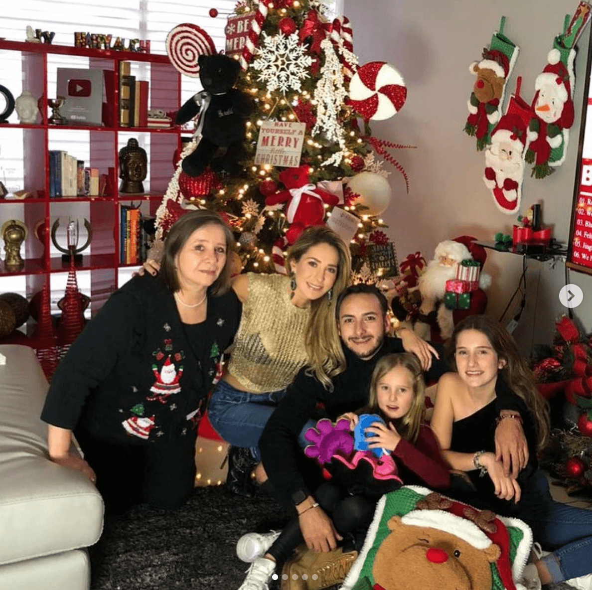 “Este es un post en especial para mamás y papás que por la razón que sea no puedan o tengas que dividirse los tiempos con sus hijos… Los primeros años no es fácil lo confieso, pero con el tiempo te das cuenta que solo las circunstancias cambian y lo más bonito es que tus hijos lo vivan de manera natural y que tú como mamá o papá les des la confianza de que todo esta bien. Y ya aquí entre nos, aprendes a disfrutar tu tiempo “libre” así que todo pasa y se acomoda. Que tengan una hermosa Navidad!!!”, dijo.