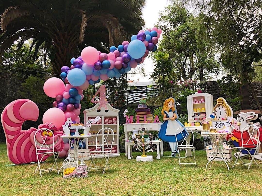 Hubo una gran mesa de dulces, postres y botanas, todos con algún detalle de Alicia en el país de las maravillas; además pusieron figuras enormes de los personajes principales.