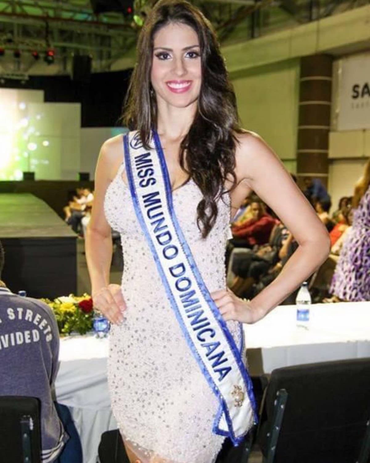 Entre estos brincos de país a país, la joven, que mide 1.75m, comenzó su carrera en el mundo del modelaje cuando únicamente tenía nueve años. Su belleza la llevó a ganar el certamen de Miss Mundo Dominicana en 2013 y luego a dar clases de pasarela en el programa de ‘Sábado Gigante’.