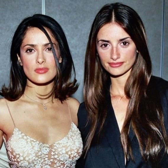 En 2006 protagonizó junto a Penélope Cruz la cinta de acción western “Bandidas”; desde entonces Salma se volvió una de las mejores amigas de la actriz española.