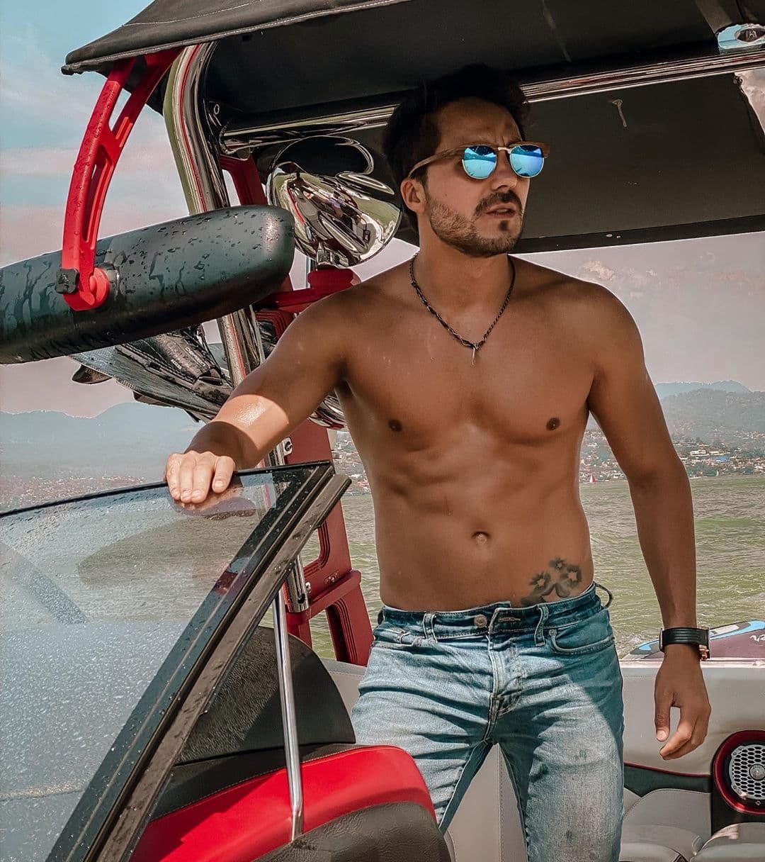 José Ron tiene tres hermanos, pero el que ha llamado la atención en los últimos meses es Julio. Y es que el joven tiene gran parecido con el actor y le llueven piropos por su atractivo físico.