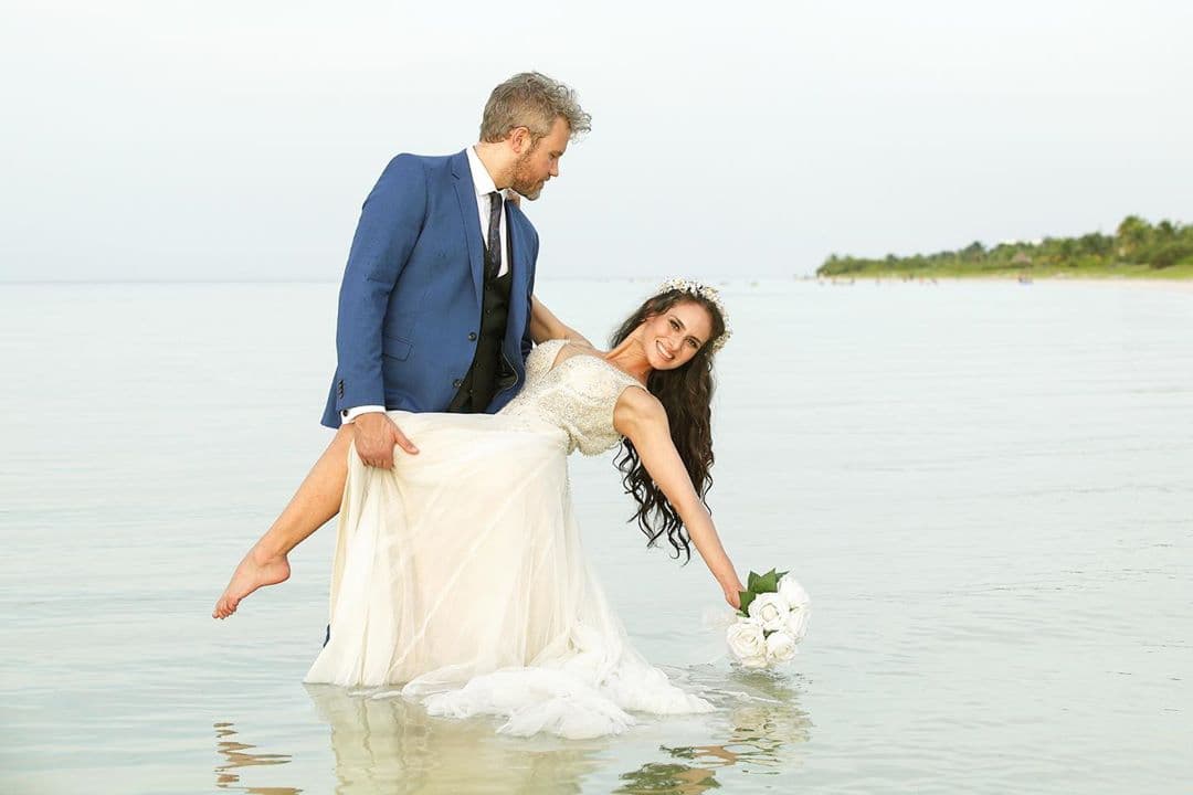 A inicios de agosto pasado, Wendy Braga anunció en su cuenta oficial de Instagram su compromiso con el inglés John Warth; ahora mes y medio después de la entrega del anillo, la conductora se casó este fin de semana en una íntima boda en Morelos.