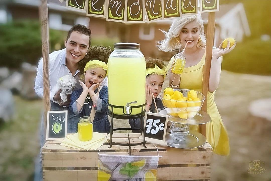 Allisson Lozz posa junto a sus hijas y esposo en divertida foto: ‘Hermosa familia’