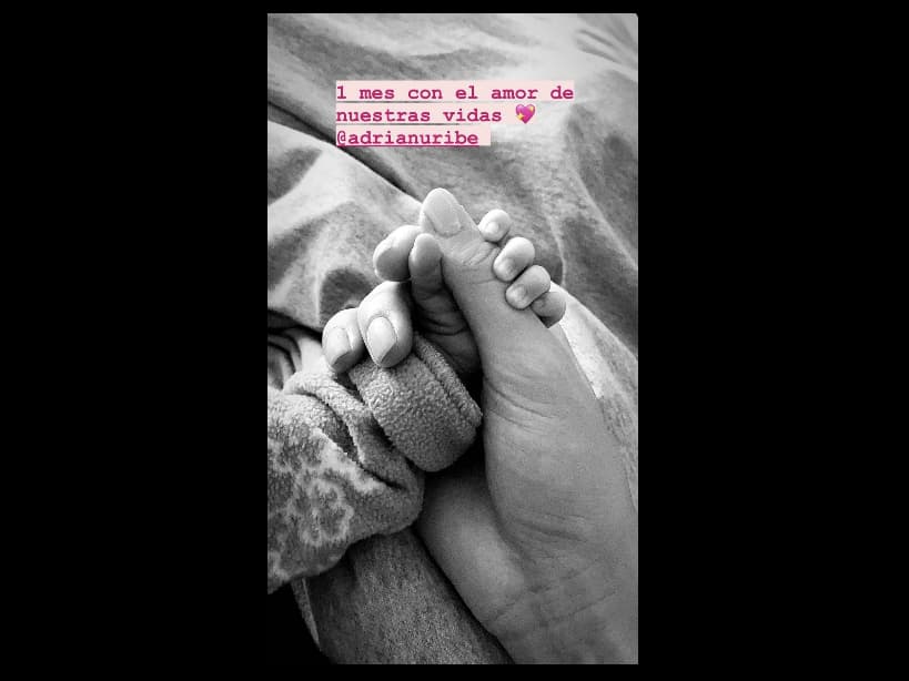 Novia de Adrián Uribe celebra el primer mes de su hija con tierna foto.